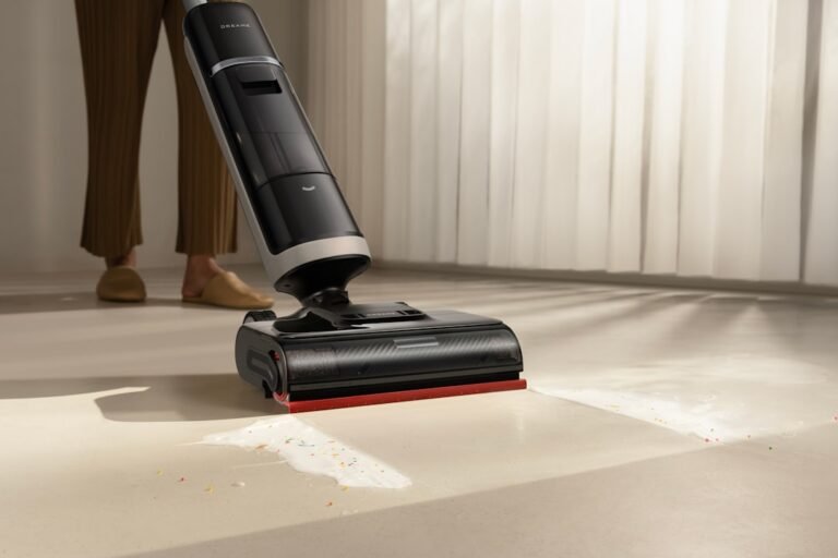 Aspirateur laveur Dreame nettoyant un sol dur avec lavage humide