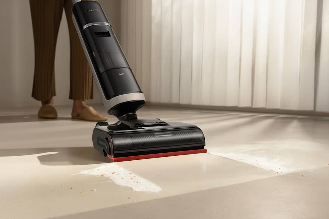 Aspirateur laveur Dreame nettoyant un sol dur avec lavage humide
