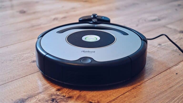 Robot aspirateur laveur haut de gamme 2026 sur parquet